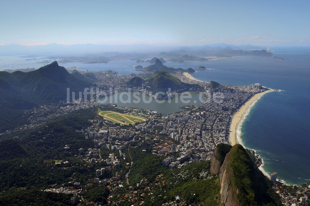 Luftaufnahme Rio de Janeiro - Strand- und Küstenbereich am Stadteil Ipanema in Rio de Janeiro in Brasilien in Rio de Janeiro in Brasilien