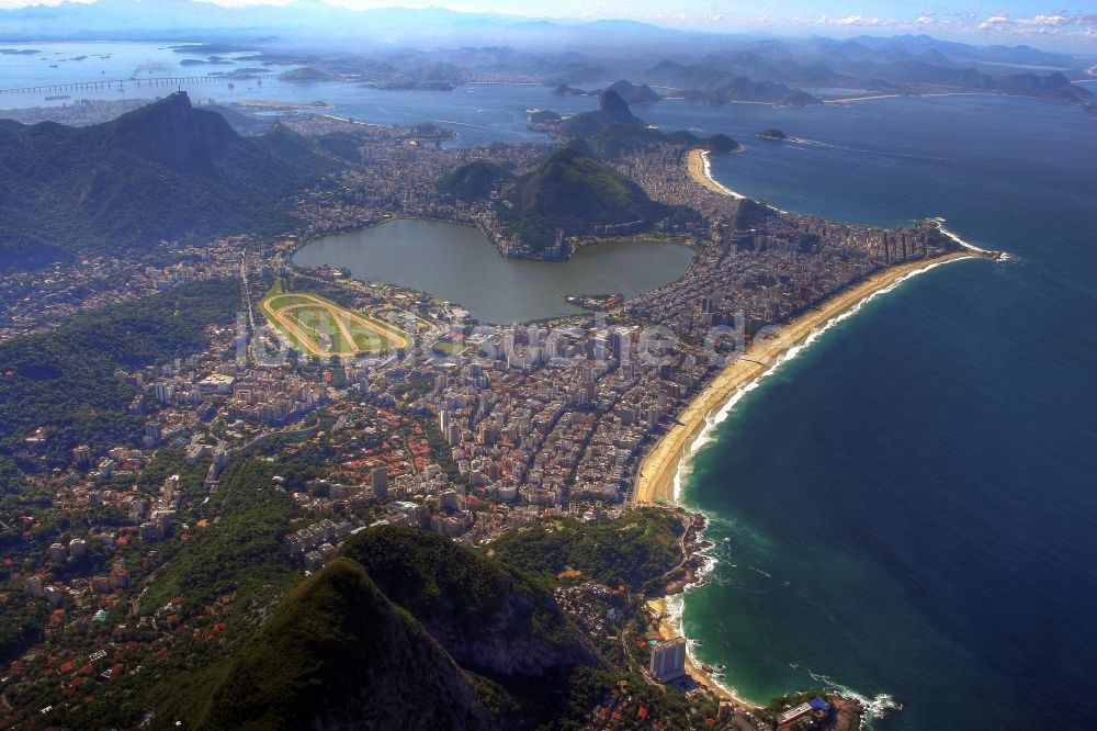 Rio de Janeiro von oben - Strand- und Küstenbereich am Stadteil Ipanema in Rio de Janeiro in Brasilien in Rio de Janeiro in Brasilien