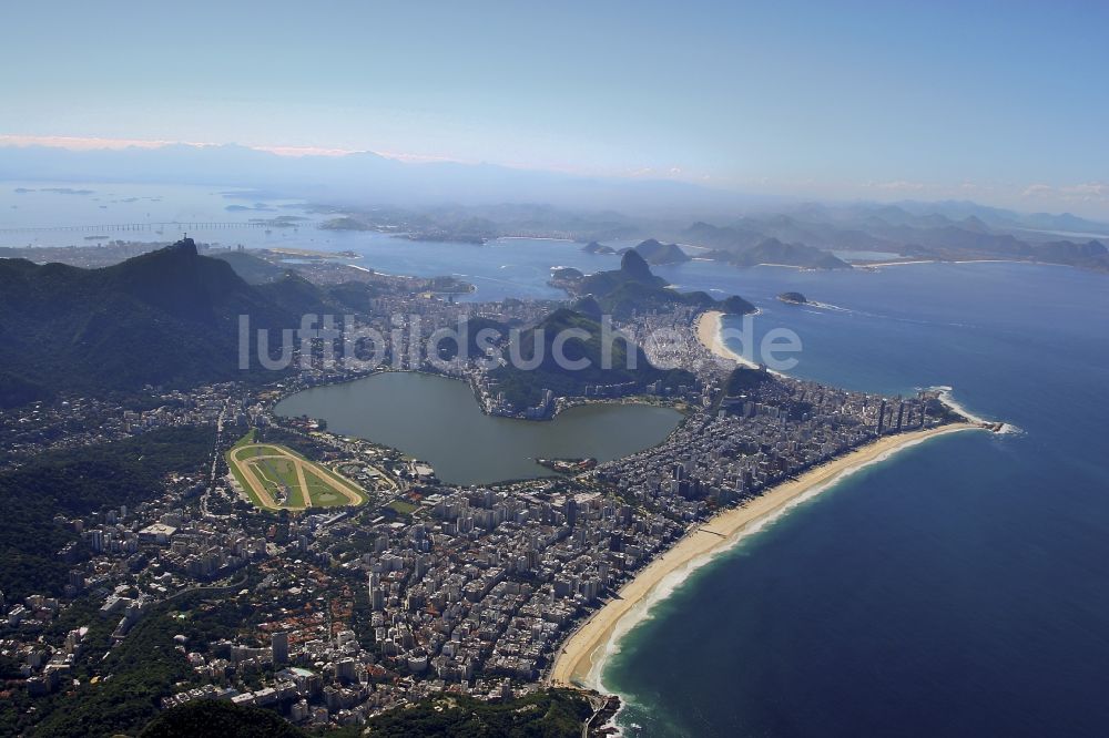 Rio de Janeiro aus der Vogelperspektive: Strand- und Küstenbereich am Stadteil Ipanema in Rio de Janeiro in Brasilien in Rio de Janeiro in Brasilien