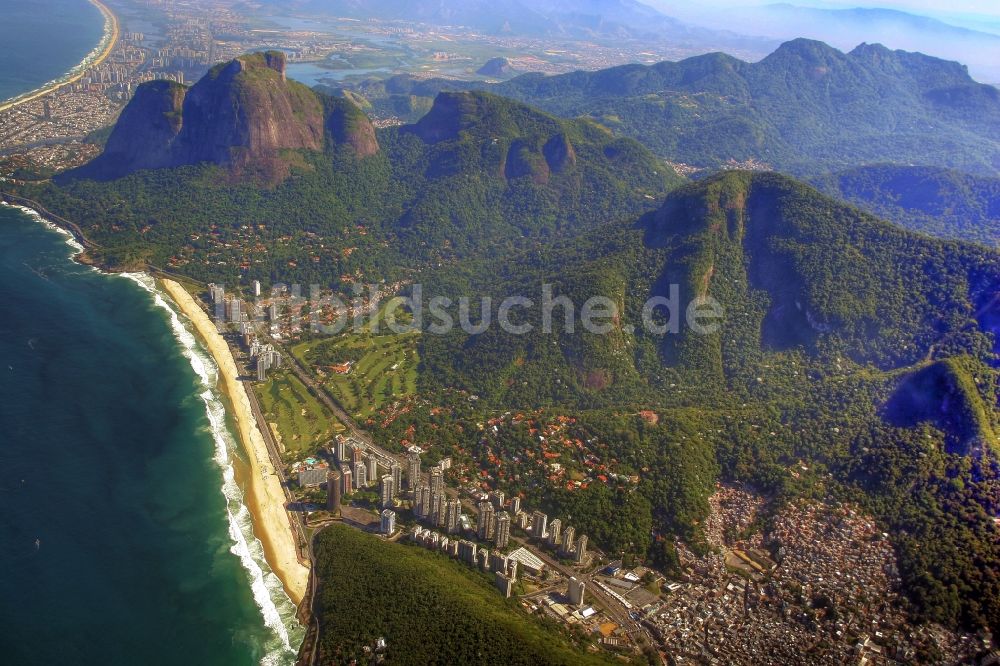 Luftaufnahme Rio de Janeiro - Strand- und Küstenbereich am Stadteil Ipanema in Rio de Janeiro in Brasilien in Rio de Janeiro in Brasilien