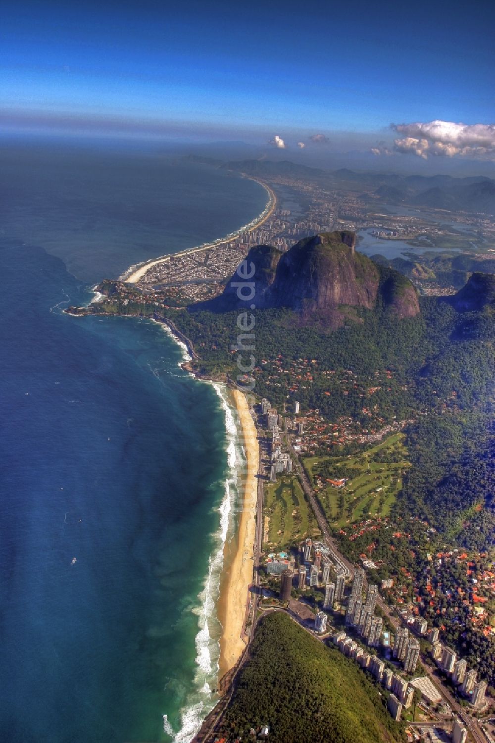 Rio de Janeiro aus der Vogelperspektive: Strand- und Küstenbereich am Stadteil Ipanema in Rio de Janeiro in Brasilien in Rio de Janeiro in Brasilien