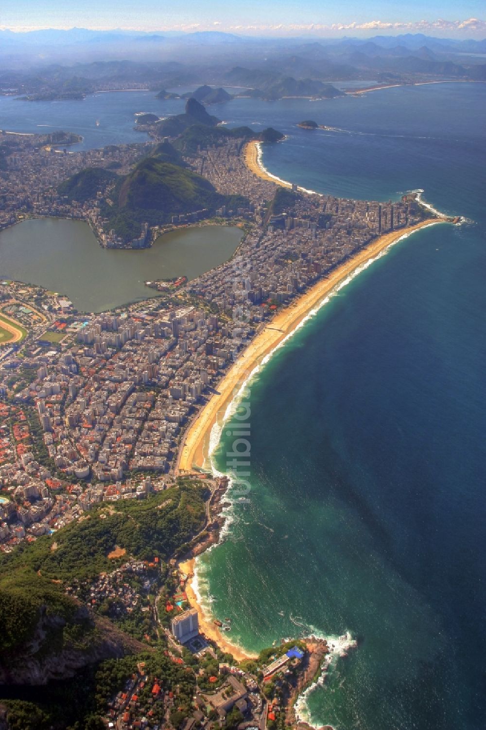 Luftaufnahme Rio de Janeiro - Strand- und Küstenbereich am Stadteil Ipanema in Rio de Janeiro in Brasilien in Rio de Janeiro in Brasilien