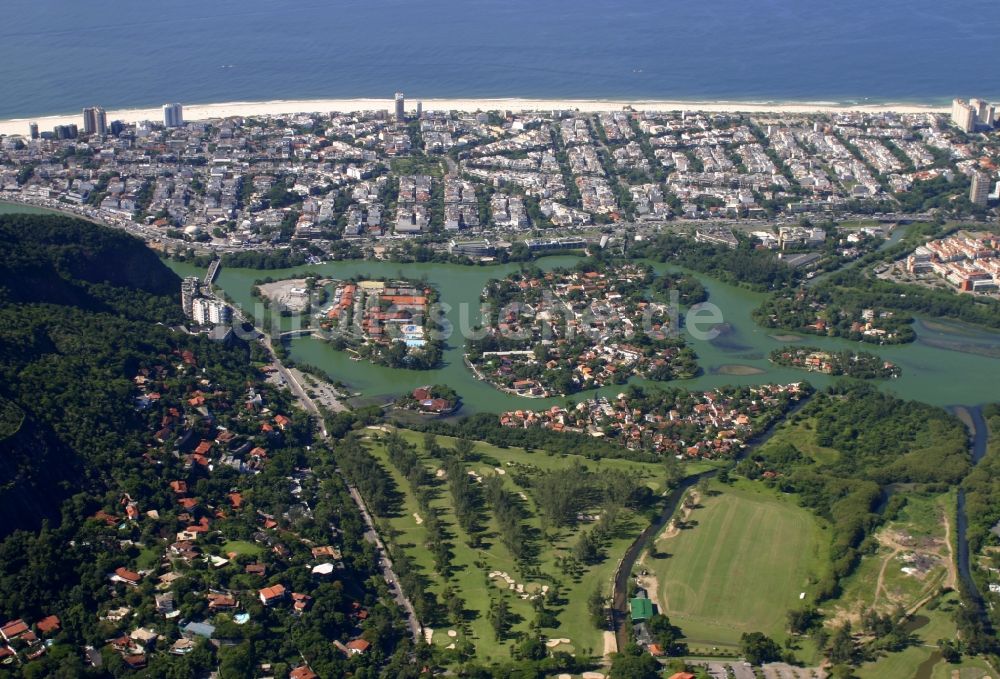 Rio de Janeiro aus der Vogelperspektive: Strand- und Küstenbereich am Stadteil Itanhanga in Rio de Janeiro in Brasilien in Rio de Janeiro in Brasilien