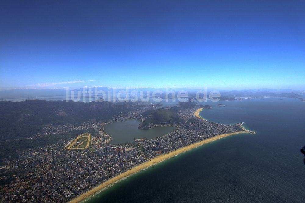 Rio de Janeiro von oben - Strand- und Küstenbereich am Stadteil Leblon in Rio de Janeiro in Brasilien in Rio de Janeiro in Brasilien