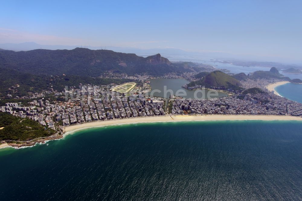 Rio de Janeiro aus der Vogelperspektive: Strand- und Küstenbereich am Stadteil Leblon in Rio de Janeiro in Brasilien in Rio de Janeiro in Brasilien