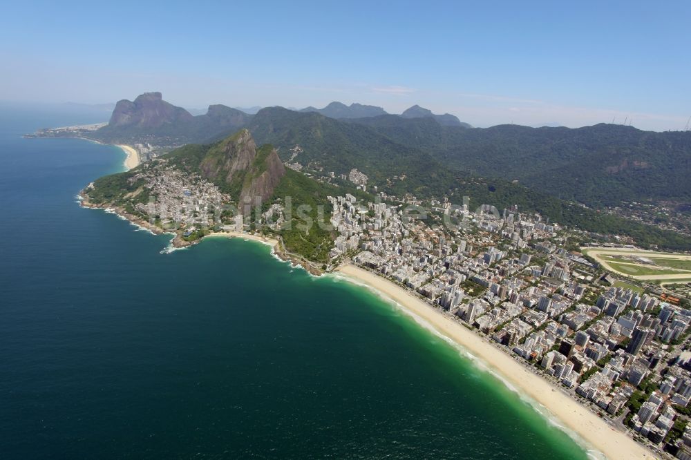 Luftaufnahme Rio de Janeiro - Strand- und Küstenbereich am Stadteil Leblon in Rio de Janeiro in Brasilien in Rio de Janeiro in Brasilien