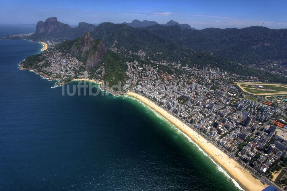 Rio de Janeiro von oben - Strand- und Küstenbereich am Stadteil Leblon in Rio de Janeiro in Brasilien in Rio de Janeiro in Brasilien