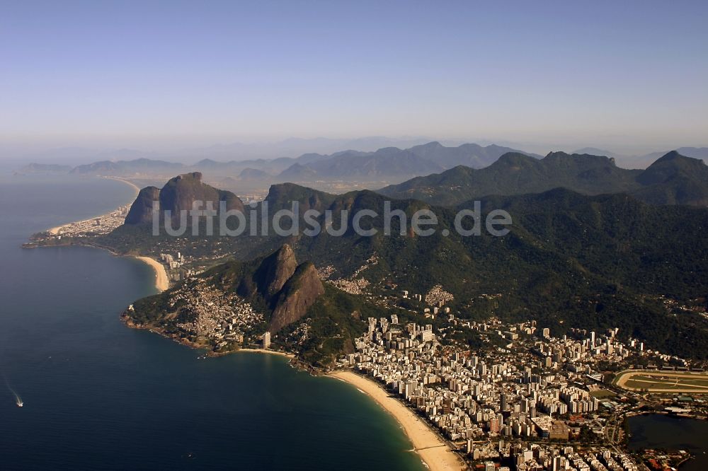 Rio de Janeiro von oben - Strand- und Küstenbereich am Stadteil Leblon in Rio de Janeiro in Brasilien in Rio de Janeiro in Brasilien