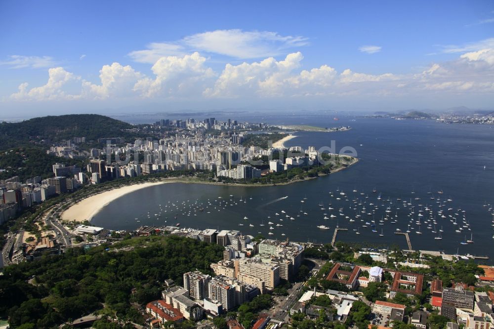 Rio de Janeiro aus der Vogelperspektive: Strand- und Küstenbereich am Stadteil Leblon in Rio de Janeiro in Brasilien in Rio de Janeiro in Brasilien