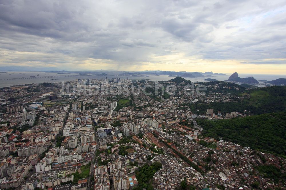 Luftaufnahme Rio de Janeiro - Strand- und Küstenbereich am Stadteil Leblon in Rio de Janeiro in Brasilien in Rio de Janeiro in Brasilien