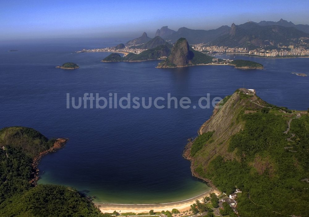 Rio de Janeiro von oben - Strand- und Küstenbereich am Stadteil Leblon in Rio de Janeiro in Brasilien in Rio de Janeiro in Brasilien