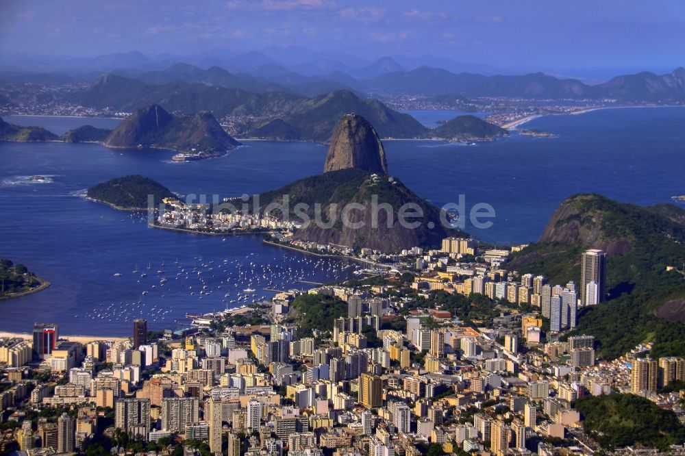 Rio de Janeiro aus der Vogelperspektive: Strand- und Küstenbereich am Stadteil Leblon in Rio de Janeiro in Brasilien in Rio de Janeiro in Brasilien