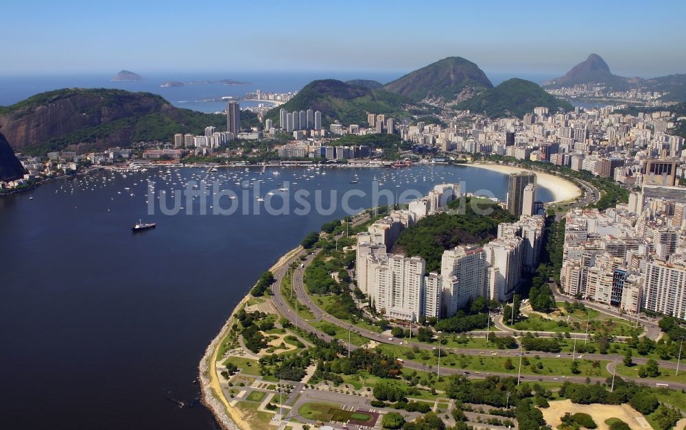 Luftaufnahme Rio de Janeiro - Strand- und Küstenbereich am Stadteil Morro da Urca in Rio de Janeiro in Brasilien in Rio de Janeiro in Brasilien