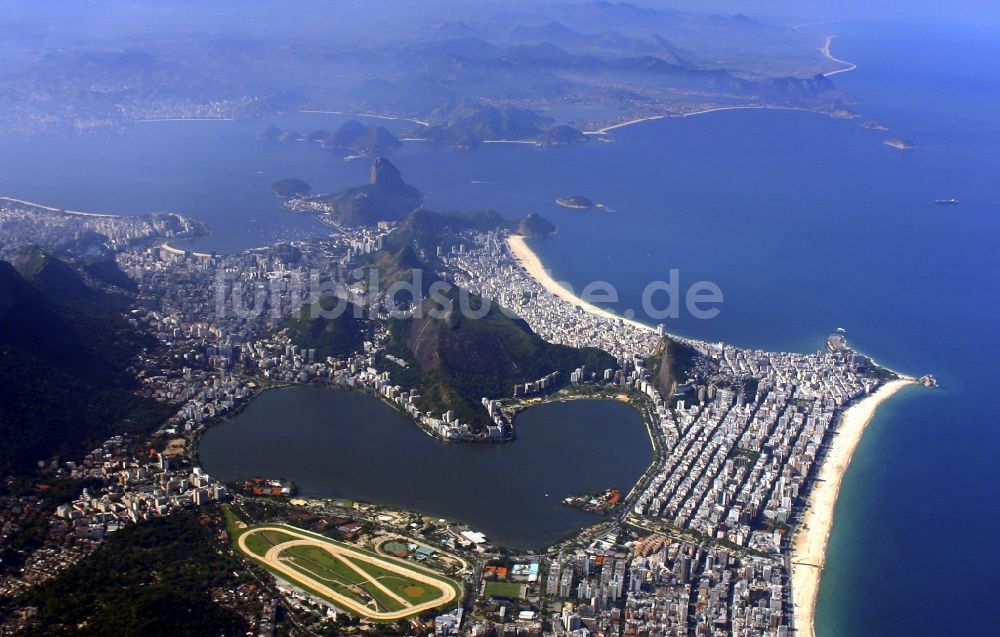 Luftaufnahme Rio de Janeiro - Strand- und Küstenbereich am Stadteil Zona Sul in Rio de Janeiro in Brasilien in Rio de Janeiro in Brasilien