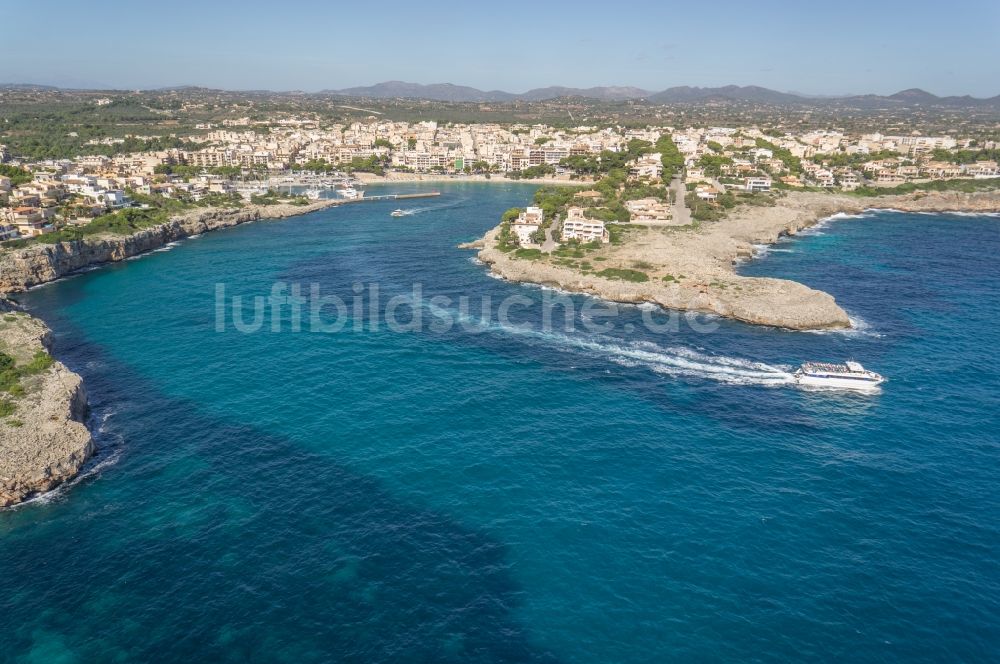 Manacor aus der Vogelperspektive: Strand von Manacor an der Mittelmeerküste der der spanischen Baleareninsel Mallorca in Spanien