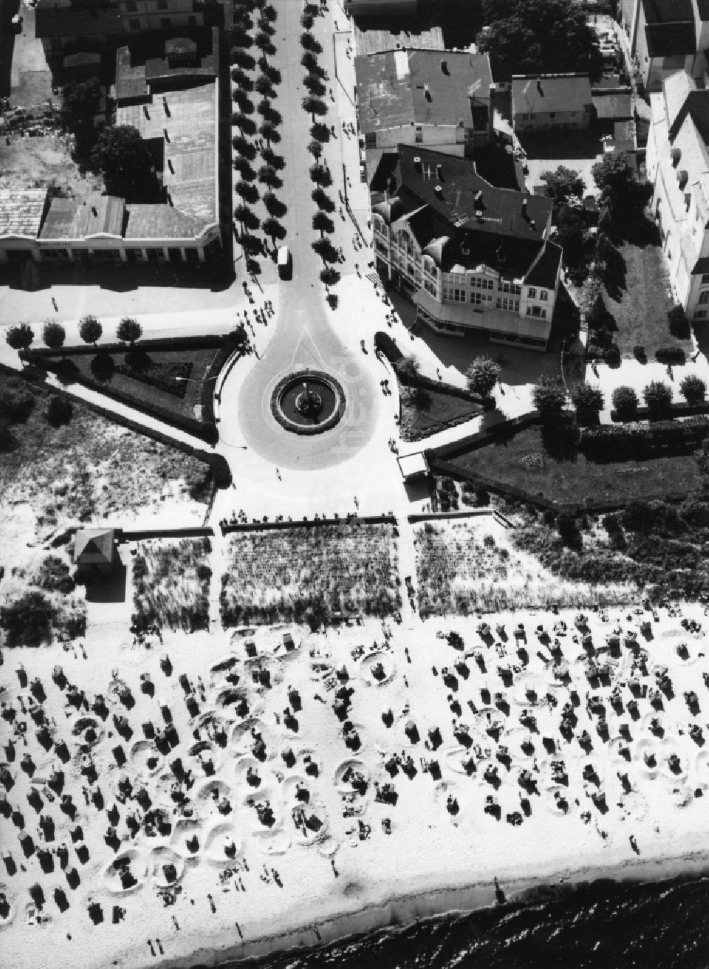 Binz aus der Vogelperspektive: Strand und Promenade im Seebad Binz auf der Insel Usedom im Bundesland Mecklenburg-Vorpommern