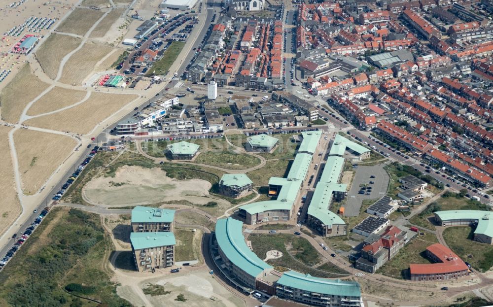 Luftbild Katwijk - Strand des Seebades Katwijk in den Niederlanden