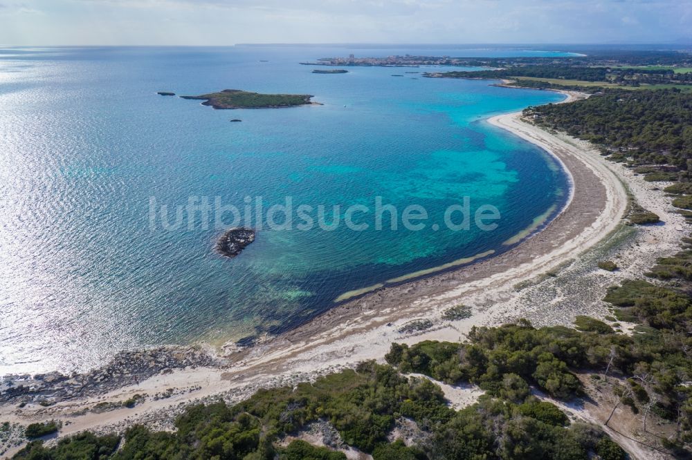 Ses Salines von oben - Strand von Ses Salines an der Mittelmeerküste der der spanischen Baleareninsel Mallorca in Spanien