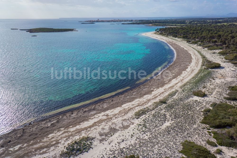 Ses Salines aus der Vogelperspektive: Strand von Ses Salines an der Mittelmeerküste der der spanischen Baleareninsel Mallorca in Spanien