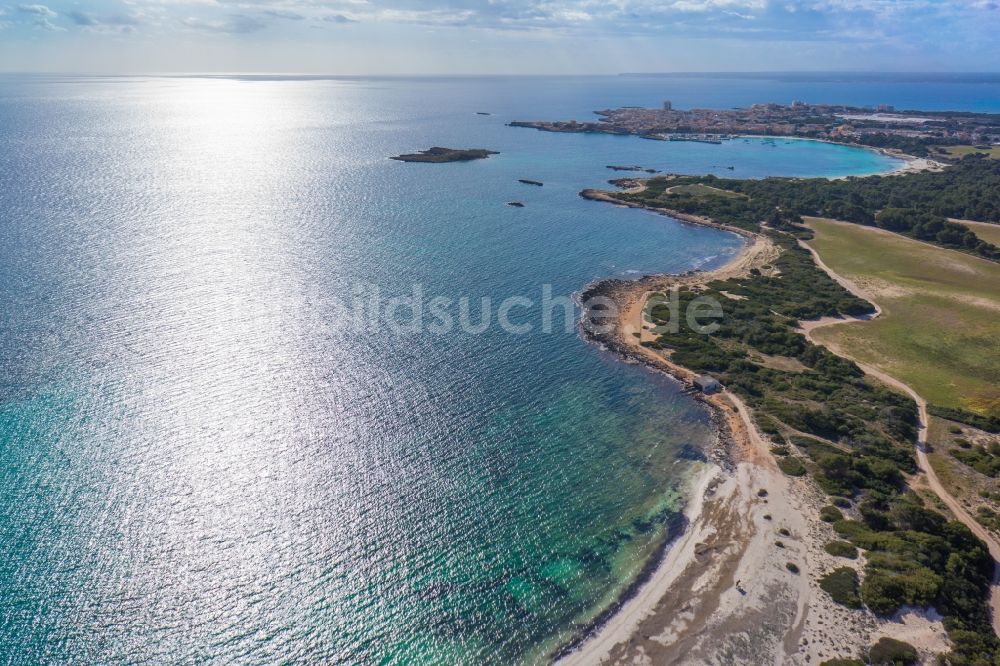 Luftaufnahme Ses Salines - Strand von Ses Salines an der Mittelmeerküste der der spanischen Baleareninsel Mallorca in Spanien