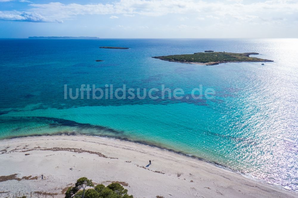 Ses Salines aus der Vogelperspektive: Strand von Ses Salines an der Mittelmeerküste der der spanischen Baleareninsel Mallorca in Spanien