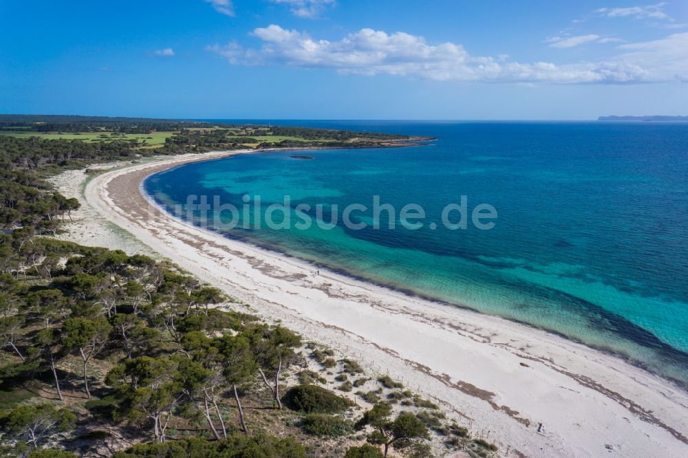 Luftbild Ses Salines - Strand von Ses Salines an der Mittelmeerküste der der spanischen Baleareninsel Mallorca in Spanien