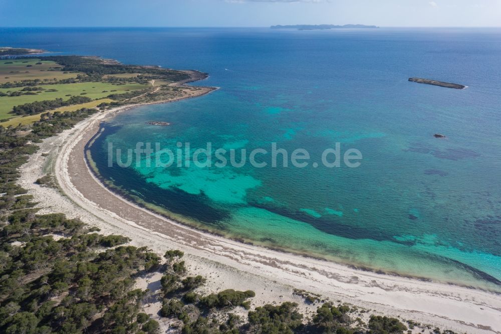 Luftaufnahme Ses Salines - Strand von Ses Salines an der Mittelmeerküste der der spanischen Baleareninsel Mallorca in Spanien