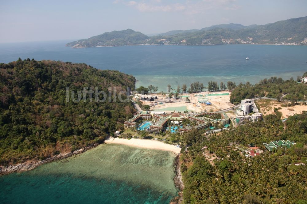 Patong von oben - Strandabschnitt mit dem Merlin Beach Hotel bei Patong auf der Insel Phuket in Thailand