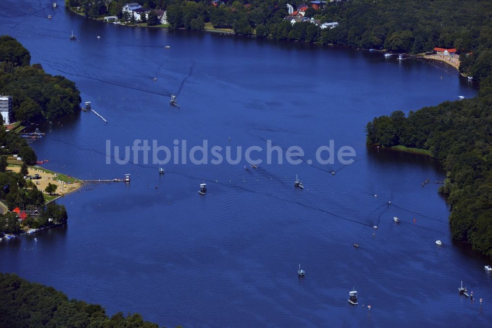 Luftbild Berlin - Strandbad Grünau mit der Regattastrecke Berlin-Grünau am Ufer des Langer See in Berlin Treptow-Köpenick