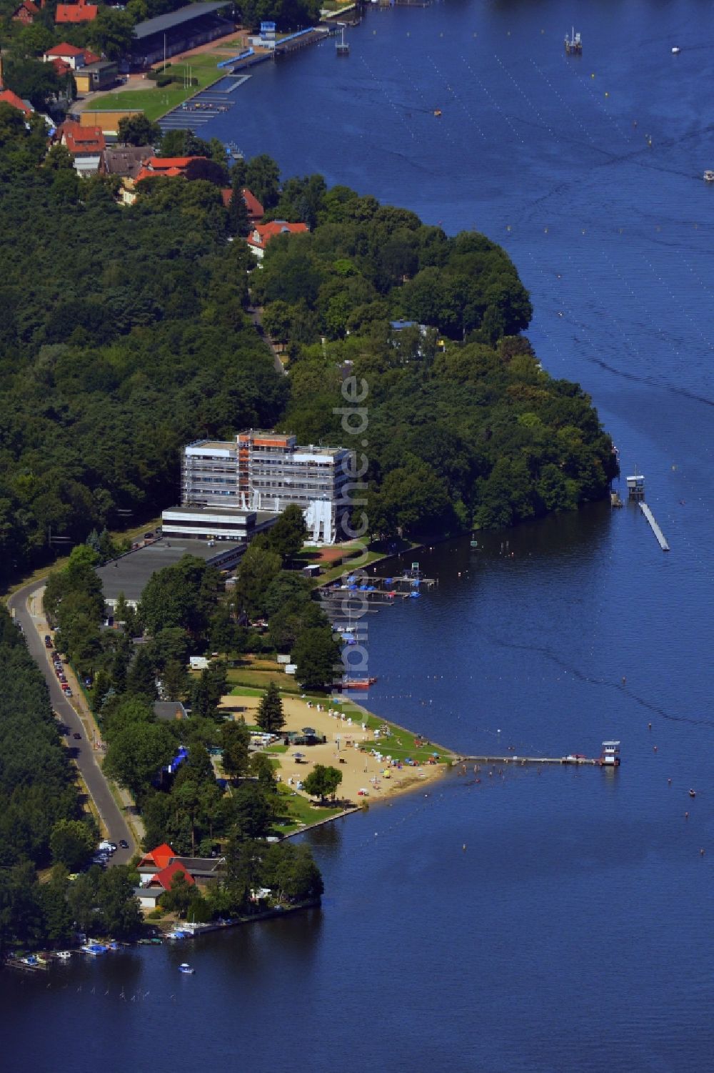 Berlin aus der Vogelperspektive: Strandbad Grünau mit der Regattastrecke Berlin-Grünau am Ufer des Langer See in Berlin Treptow-Köpenick