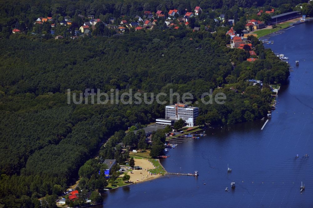 Luftaufnahme Berlin - Strandbad Grünau mit der Regattastrecke Berlin-Grünau am Ufer des Langer See in Berlin Treptow-Köpenick