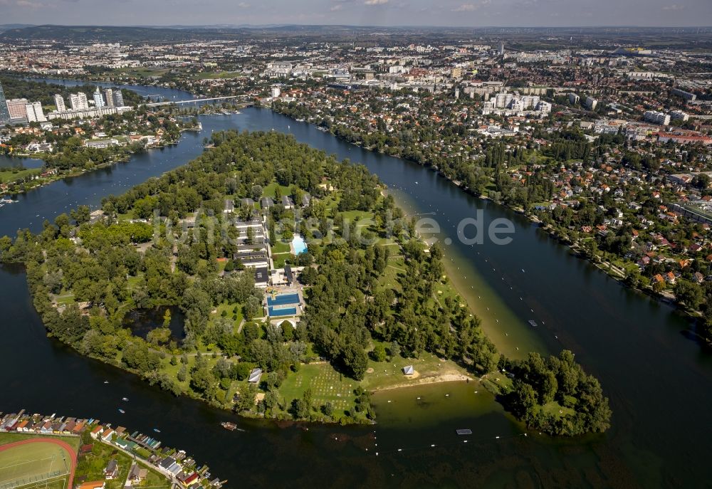 Luftaufnahme Wien - Strandbad auf der Insel Gänsehäufel in der Stadt Wien in Österreich