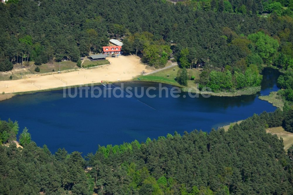 Wittenberge aus der Vogelperspektive: Strandbad am Ufer des Friedensteich an der Lenzener Chaussee in Wittenberge im Bundesland Brandenburg