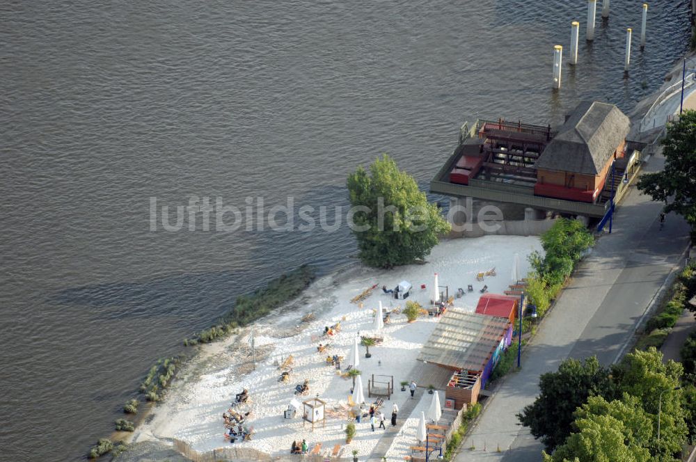 Luftaufnahme Magdeburg - Strandbar an der Elbe am Petriförder in Magdeburg