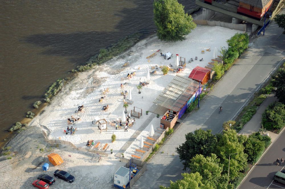 Magdeburg aus der Vogelperspektive: Strandbar an der Elbe am Petriförder in Magdeburg