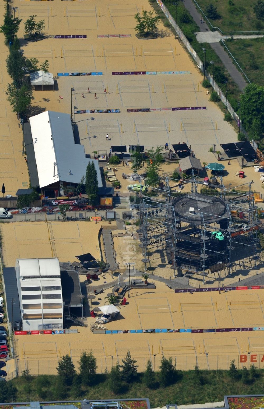 Luftaufnahme Berlin - Strandbar und Erlebnis- und Abenteuerplatz MountMitte an der Caroline-Michaelis-Straße in Berlin - Mitte