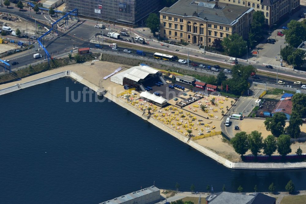 Berlin Mitte von oben - Strandbar METAXA Bay am Ufer der Spree am Humboldthafen in Berlin - Mitte