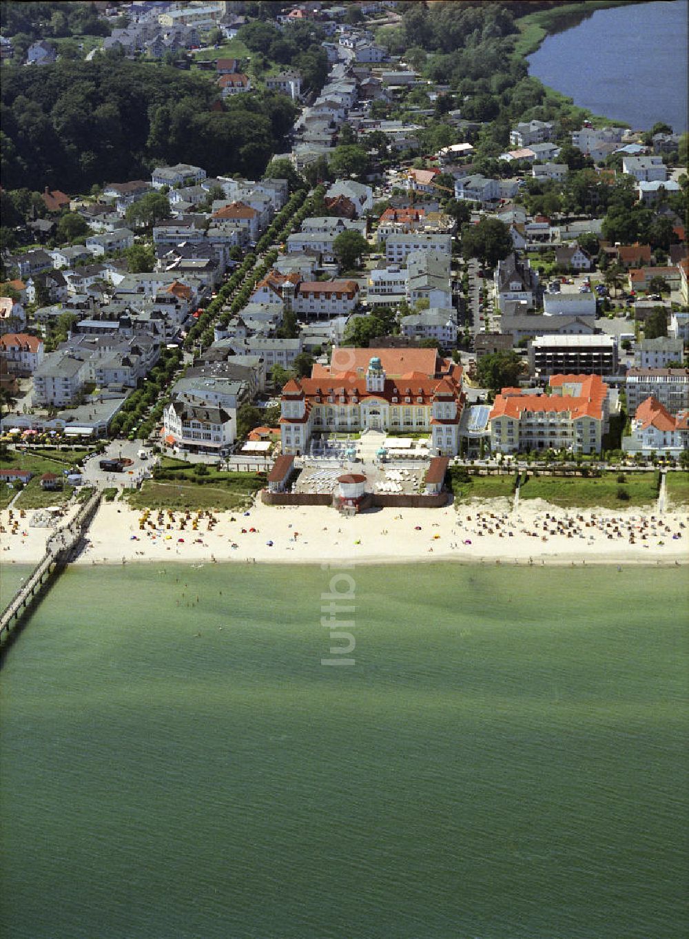 Binz von oben - Strandbereich von Binz auf der Insel Rügen an der Ostsee