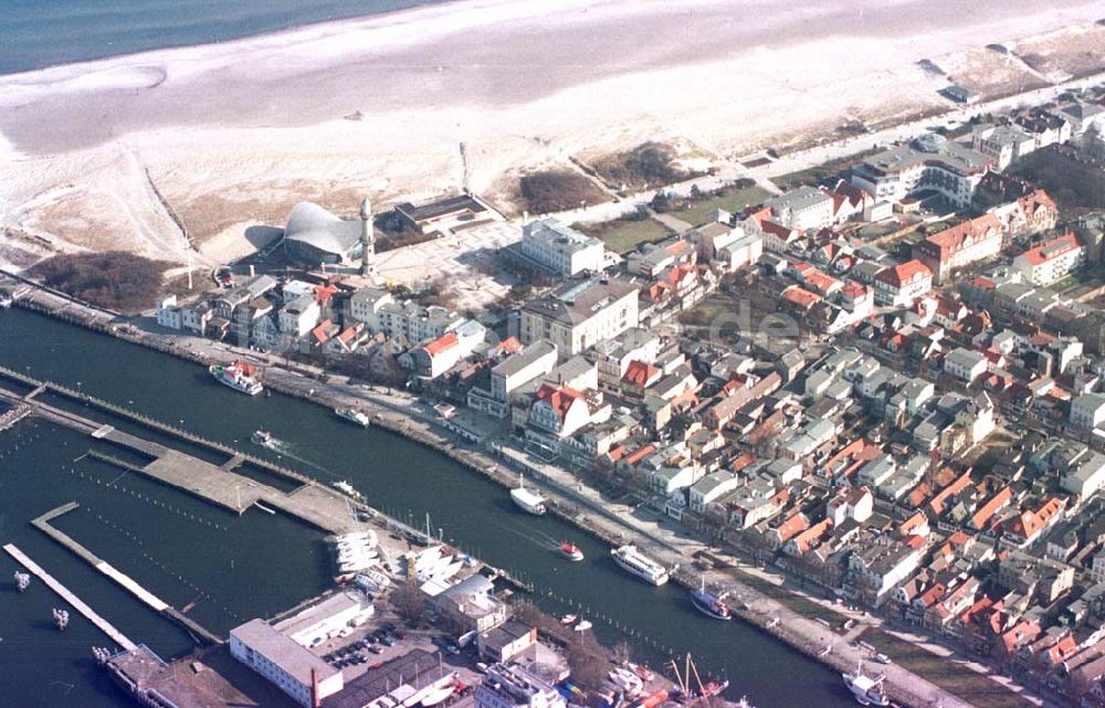 Rostock /Mecklenburg-Vorpommern aus der Vogelperspektive: Strandbereich am Hafen in Rostock.