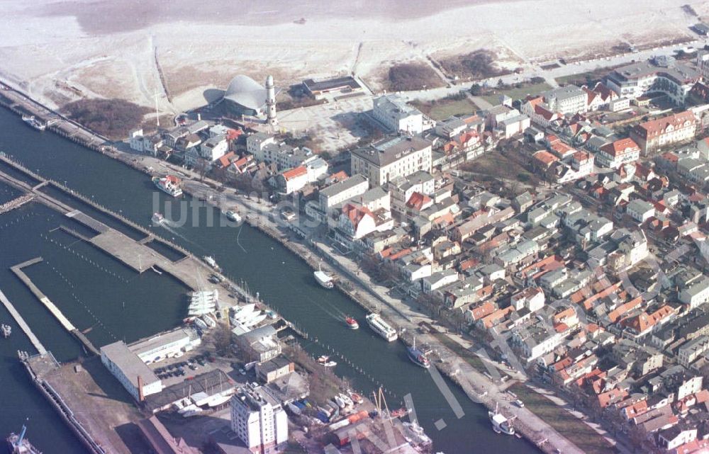 Luftbild Rostock /Mecklenburg-Vorpommern - Strandbereich am Hafen in Rostock.