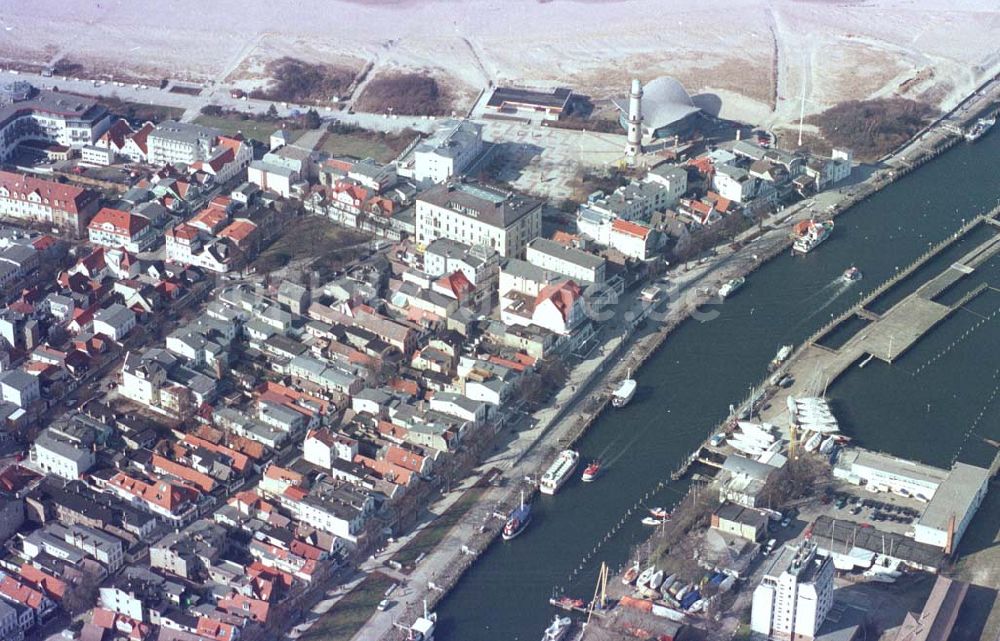 Luftaufnahme Rostock /Mecklenburg-Vorpommern - Strandbereich am Hafen in Rostock.