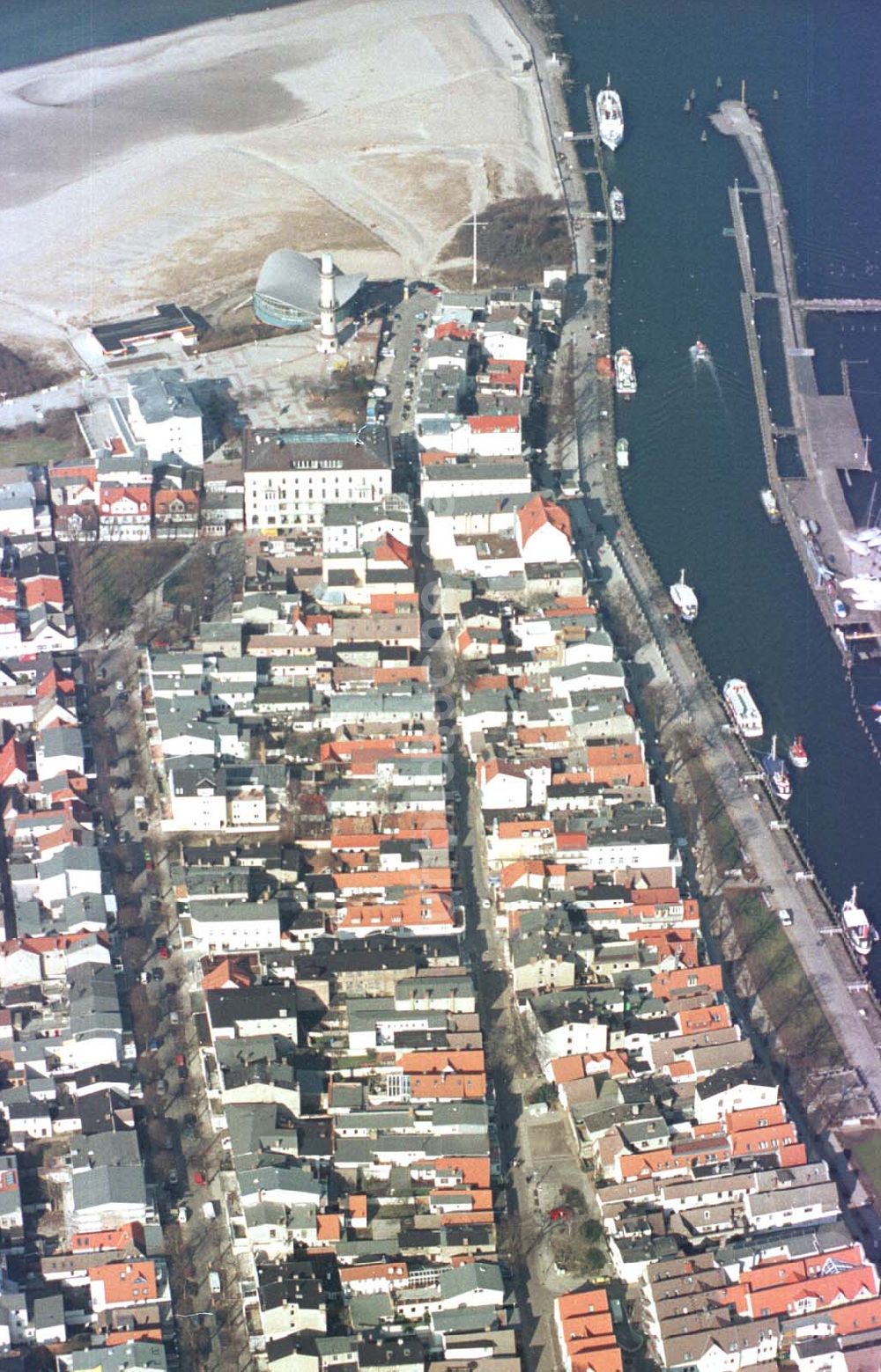 Rostock /Mecklenburg-Vorpommern aus der Vogelperspektive: Strandbereich am Hafen in Rostock.