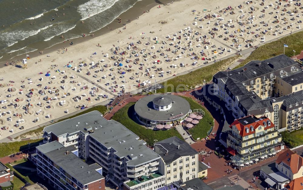 Luftaufnahme Wangerooge - Strandbesucher gegenüber dem Café Pudding auf der Insel Wangerooge im Bundesland Niedersachsen