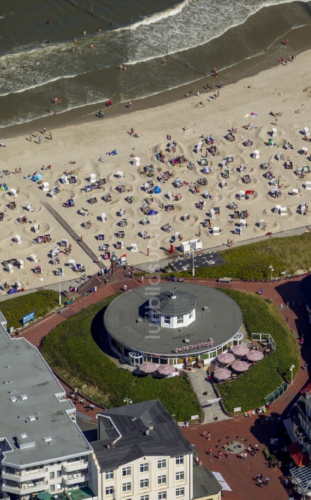 Wangerooge von oben - Strandbesucher gegenüber dem Café Pudding auf der Insel Wangerooge im Bundesland Niedersachsen