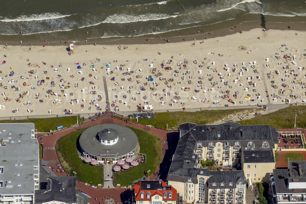 Wangerooge aus der Vogelperspektive: Strandbesucher gegenüber dem Café Pudding auf der Insel Wangerooge im Bundesland Niedersachsen