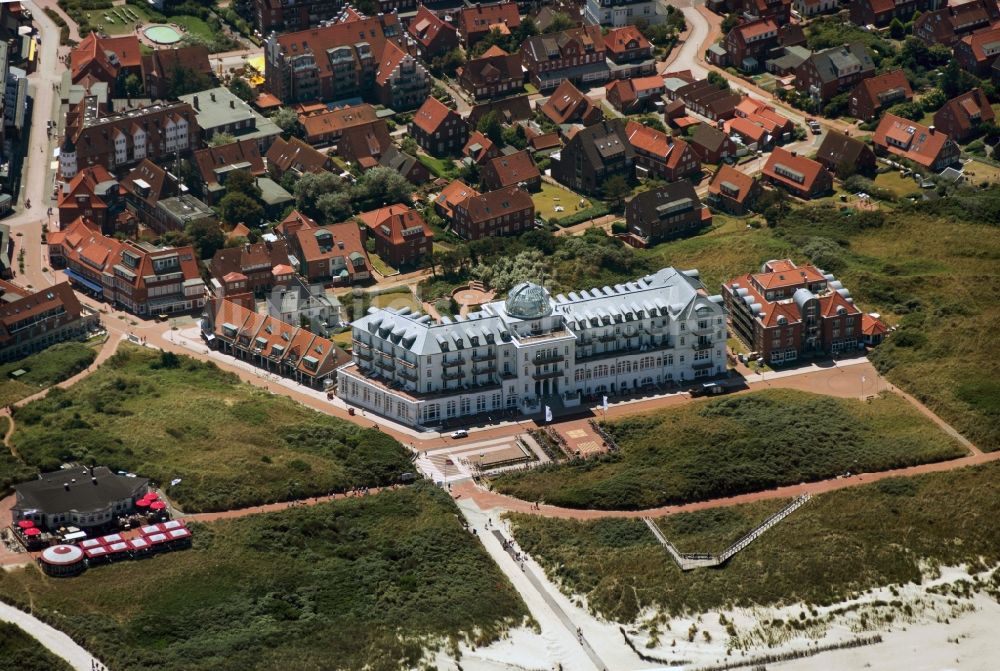 Juist aus der Vogelperspektive: Strandhotel auf der Insel Juist im Bundesland Niedersachsen