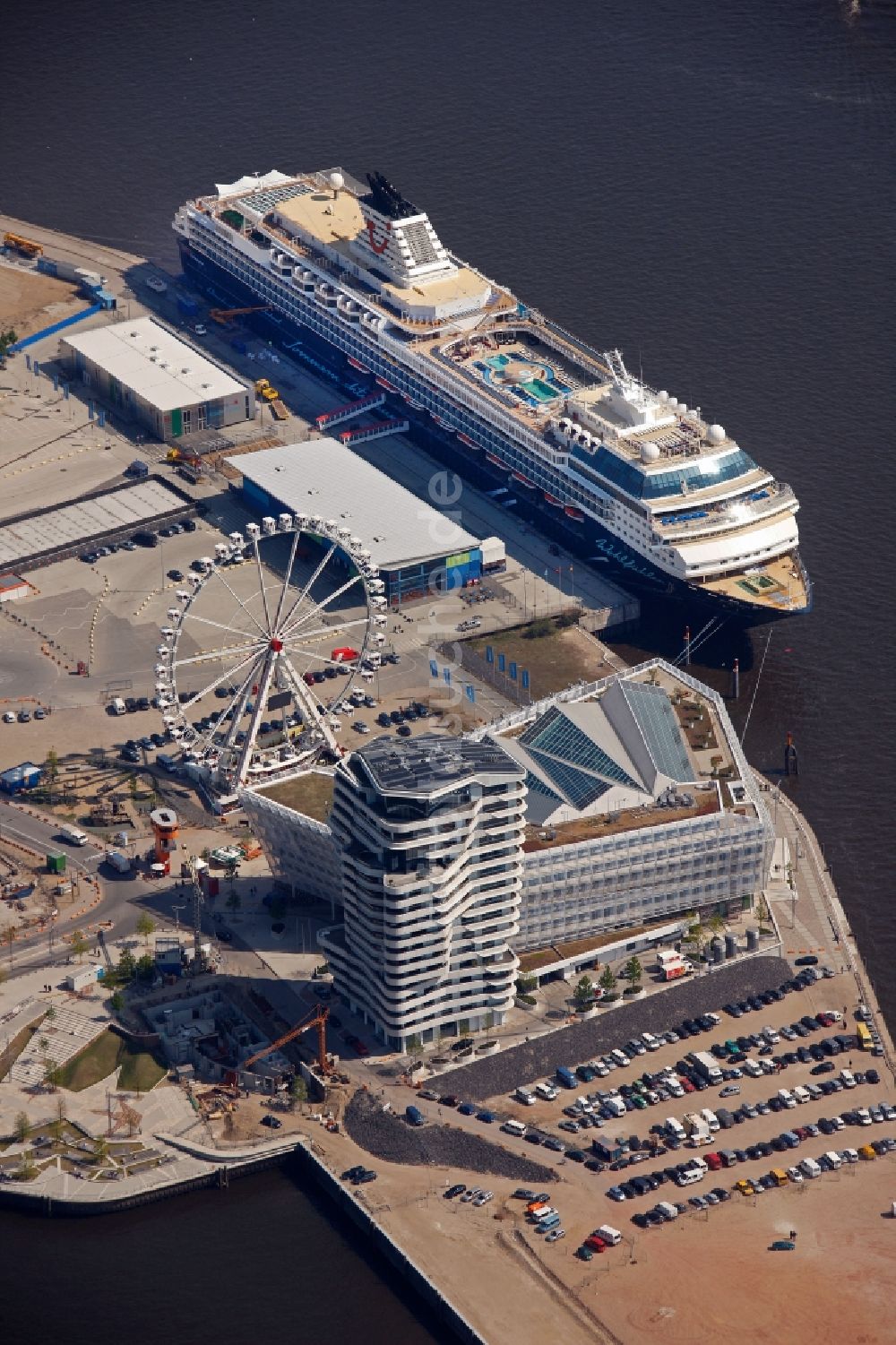 Hamburg von oben - Strandkai in Hafencity, Hamburg im Bundesland Hamburg