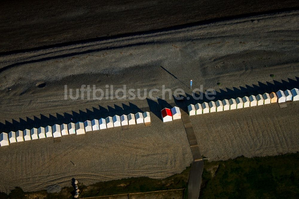 Cayeux-sur-Mer aus der Vogelperspektive: Strandkorb- Reihen am Kies- Strand im Küstenbereich Kanalküste Cayeux-sur-Mer in Cayeux-sur-Mer in Nord-Pas-de-Calais Picardie, Frankreich