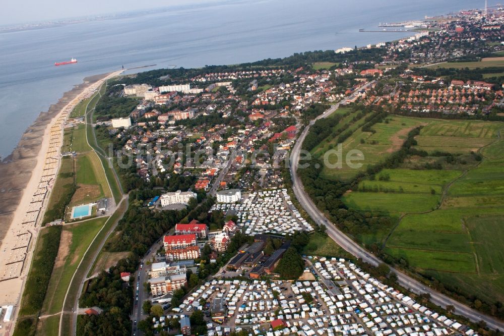 Luftaufnahme Cuxhaven - Strandkorb- Reihen am Sand- Strand bis zur Kugelbake im Küstenbereich der Nordsee mit den Campingplätzen Wattenlöper und Nordsee im Vordergrund und im Ortsteil Döse in Cuxhaven im Bundesland Niedersachsen