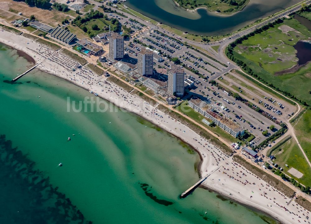 Fehmarn von oben - Strandkorb- Reihen am Sand- Strand mit Ferienanlage und Strandklinik im Ostsee - Küstenbereich von Burgtiefe in Fehmarn im Bundesland Schleswig-Holstein, Deutschland